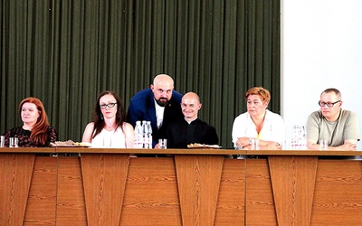 W konferencji uczestniczyli (od lewej): Urszula Wierzbicka, Agnieszka Wójcicka, ks. Damian Drabikowski, ks. Daniel Glibowski, Dagmara Kornacka i Karol Majewski.