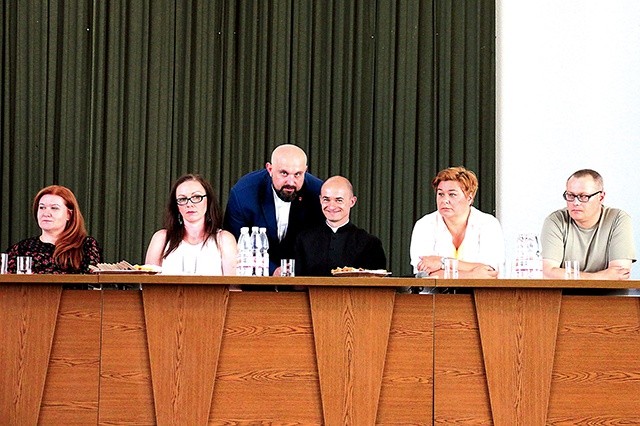 W konferencji uczestniczyli (od lewej): Urszula Wierzbicka, Agnieszka Wójcicka, ks. Damian Drabikowski, ks. Daniel Glibowski, Dagmara Kornacka i Karol Majewski.