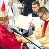 ▲	Jednym z obrzędów jest przekazanie księgi Ewangelii.