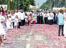 W Sandomierzu procesja przeszła główną ulicą miasta. 