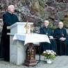 Z pielgrzymami spotkali się ks. Bronisław Piasecki,  abp Alfons Nossol i bp Andrzej Czaja.