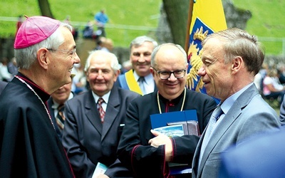 Abp L. Schick (z lewej) w rozmowie z ambasadorem Niemiec w Polsce Rolfem Nikelem.