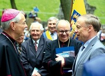 Abp L. Schick (z lewej) w rozmowie z ambasadorem Niemiec w Polsce Rolfem Nikelem.