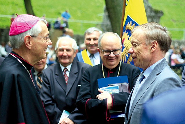 Abp L. Schick (z lewej) w rozmowie z ambasadorem Niemiec w Polsce Rolfem Nikelem.