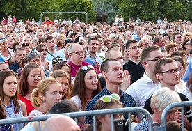 Adorację Najświętszego Sakramentu poprowadził bp Andrzej Czaja.