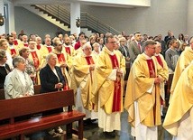 ▲	Msza św. z okazji jubileuszu zgromadziła wielu kapłanów – gości.