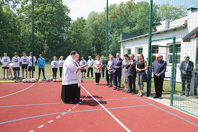 ▼	Uroczyste przecięcie wstęgi i poświęcenie obiektu poprzedziło sportowy pokaz.