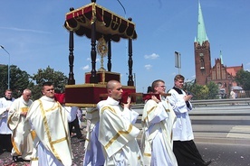 Najświętszy Sakrament nieśli nowo wyświęceni diakoni.