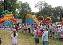 Każdego roku na wielką zabawę w parku przychodzi  kilka tysięcy dzieci.