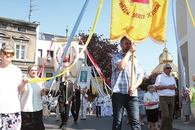 ▲	W prażącym słońcu procesja przeszła krętymi ulicami śródmieścia.