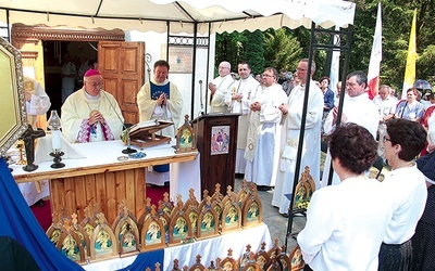 ▲	Mszy św. przewodniczył bp Cieślik. Towarzyszyli mu księża opiekuni ruchu w pomorskich parafiach.