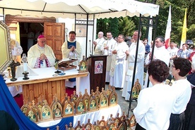 ▲	Mszy św. przewodniczył bp Cieślik. Towarzyszyli mu księża opiekuni ruchu w pomorskich parafiach.