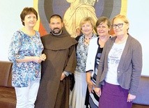 Członkowie świeckiego zakonu karmelitańskiego z obecnym asystentem o. Kamilem Strójwąsem.