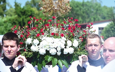 Po Mszy św. odbyła się tradycyjna procesja eucharystyczna.