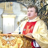 ▲	Dekrety odczytał  ks. prał. Krzysztof Nykiel, regens Penitencjarii Apostolskiej.