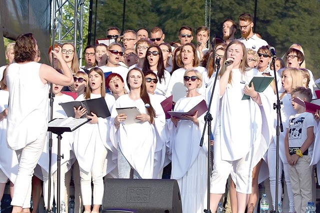 ▲	Wszyscy chórzyści byli ubrani na biało. 