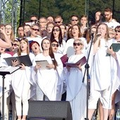 ▲	Wszyscy chórzyści byli ubrani na biało. 