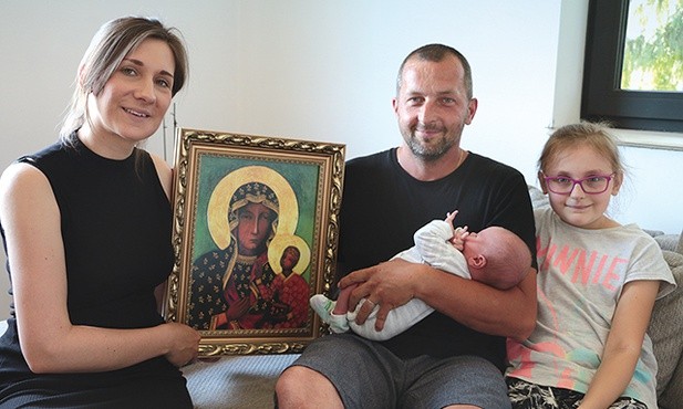 Dziś szczęśliwi, bo wierzą: Karolina i Karol Fordońscy z dziećmi Wiktorią i Jakubem oraz z obrazem Czarnej Madonny, któremu tak wiele zawdzięczają.