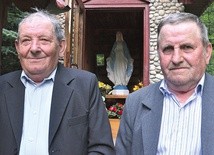 Bracia Mieczysław i Jan Grucowie razem z rodzinami  opiekują się kapliczką.