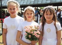 ◄	– Prosimy Cię, Ojcze,  o modlitwę za wszystkie dzieci w naszej  diecezji – mówiły dziewczynki witające  bp. Tadeusza Lityńskiego.
