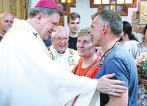 Po Eucharystii metropolita wrocławski indywidualnie pobłogosławił każdemu małżeństwu.