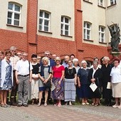 Absolwenci roku 2017/2018 przed budynkiem Wyższego Seminarium Duchownego w Elblągu.