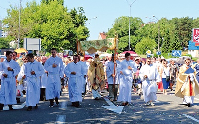 Kroczymy ulicami za Najświętszym Sakramentem, aby pokazać naszą wiarę w moc Eucharystii.