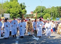 Kroczymy ulicami za Najświętszym Sakramentem, aby pokazać naszą wiarę w moc Eucharystii.