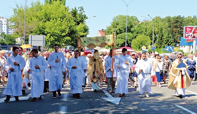 Kroczymy ulicami za Najświętszym Sakramentem, aby pokazać naszą wiarę w moc Eucharystii.