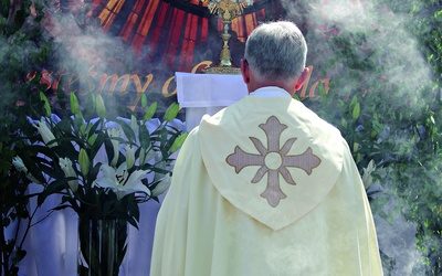 ◄	Wszystkie ołtarze nawiązywały do Ducha Świętego. W procesji uczestniczyli także biskupi katowiccy.