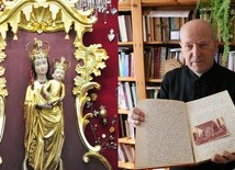 Ks. Jan Pędzioł pokazuje księgę łask wyproszonych w Wąwolnicy