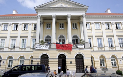 Protest na Uniwersytecie Warszawskim przeciwko reformom wicepremiera Gowina
