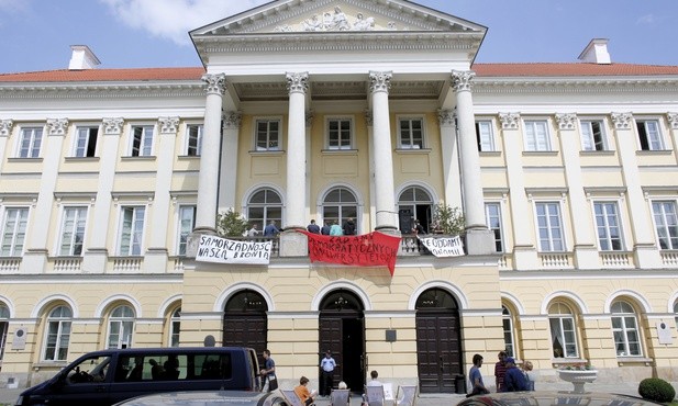 Protest na Uniwersytecie Warszawskim przeciwko reformom wicepremiera Gowina