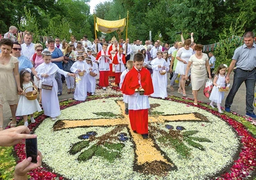 Procesja z Najświętszym Sakramentem po kwiatowych dywanach w Spycimierzu.