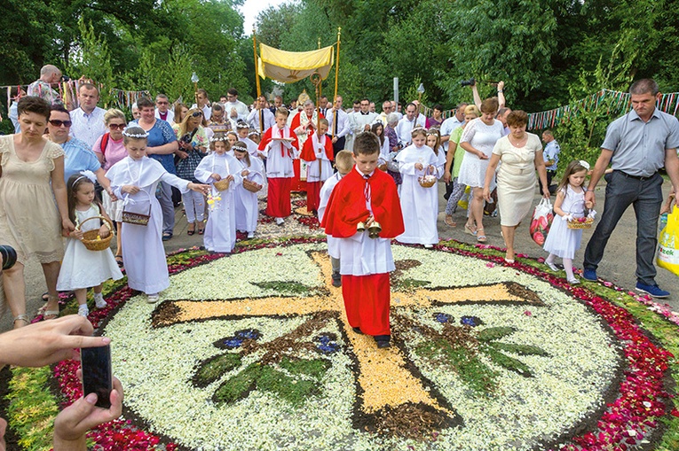 Procesja z Najświętszym Sakramentem po kwiatowych dywanach w Spycimierzu.
