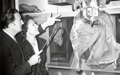 Salvador Dalí z żoną Galą przed obrazem „Madonna z Port Lligat”.