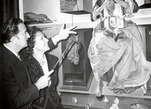 Salvador Dalí z żoną Galą przed obrazem „Madonna z Port Lligat”.