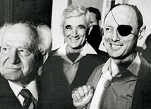 Dawid Ben Gurion (z lewej) w towarzystwie Mosze Dajana, ówczesnego ministra obrony. Zdjęcie z 1969 roku.