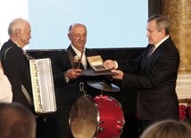 Minister Gliński wręczył nagrodę Tadeuszowi (z lewej) i Marianowi Lipcom