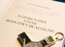 Jak można odprawiać egzorcyzmy w XXI wieku?