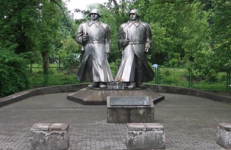 Policja i straż miejska zablokowały demontaż pomnika... Sowietów