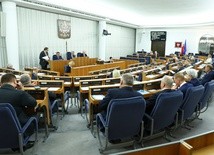 Senat za przepisami obniżającymi uposażenia parlamentarzystów o 20 proc. 