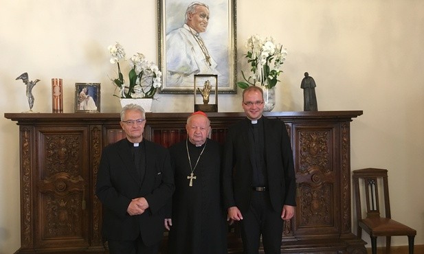 Prezenty od kard. Dziwisza dla Piekarskiej Pani