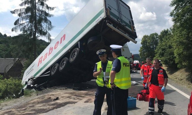 Ponad 40 osób poszkodowanych w wypadku na zakopiance