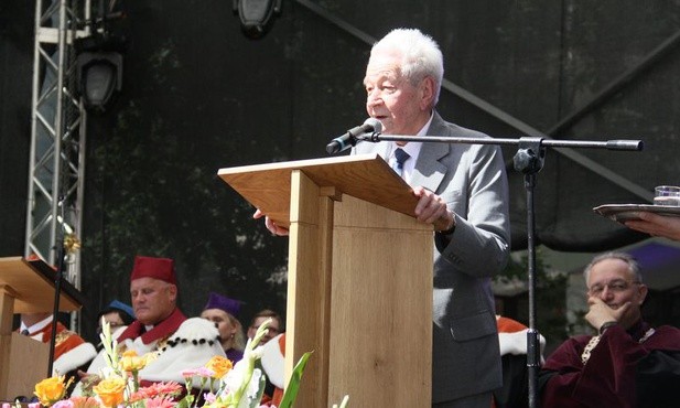 Prof. Stefan Sawicki w 2015 r. został odznaczony przez papieża medalem Pro Ecclesia et Pontifice