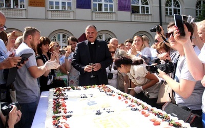 Wielki tort był jedną z głównych atrakcji zjazdu