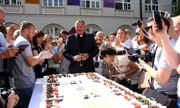 Wielki tort był jedną z głównych atrakcji zjazdu
