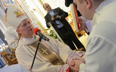 "Czy przyrzekasz swemu ordynariuszowi cześć i posłuszeństwo? Niech Bóg, który rozpoczął w tobie dobre dzieło, sam go dokona"