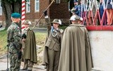 Ppłk Izabela Wlizło trzymająca kełef, symbol dowództwa górskich jednostek wojskowych