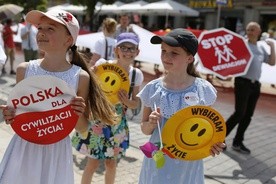 Ulicami Warszawy po raz 13. przeszedł Marsz dla Życia i Rodziny